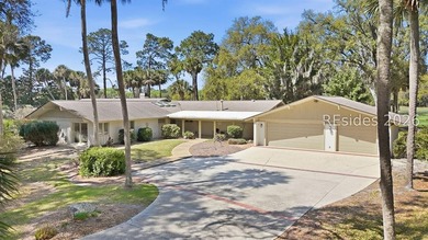 Set on more than one acre in the heart of Sea Pines, this - photo 2