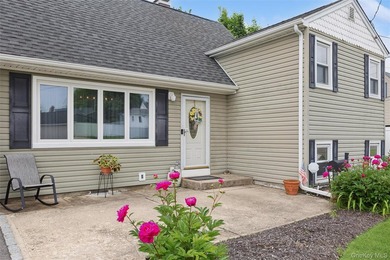 Welcome to this beautifully maintained 3 bedroom, 2 bathroom - photo 2