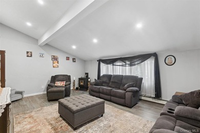 Welcome to this beautifully maintained 3 bedroom, 2 bathroom - photo 9
