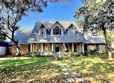 Beautifully updated 4BR/3.5BA coastal home on a prime .34-acre - photo 2