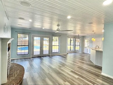 Beautifully updated 4BR/3.5BA coastal home on a prime .34-acre - photo 5