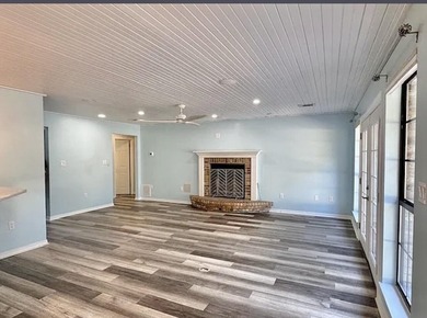 Beautifully updated 4BR/3.5BA coastal home on a prime .34-acre - photo 6