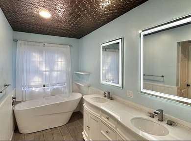 Beautifully updated 4BR/3.5BA coastal home on a prime .34-acre - photo 10