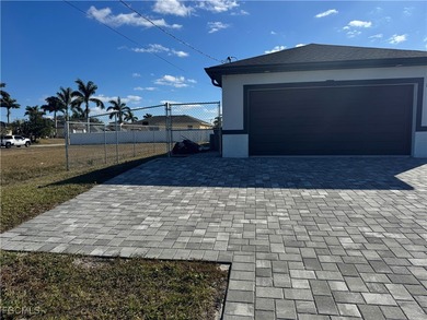 Welcome home to this lightly lived in 3 Bedroom, 2 Bathroom, 2 - photo 2