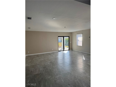 Welcome home to this lightly lived in 3 Bedroom, 2 Bathroom, 2 - photo 4