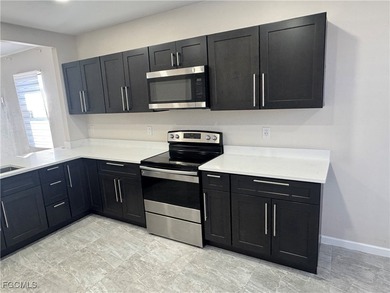 Welcome home to this lightly lived in 3 Bedroom, 2 Bathroom, 2 - photo 10