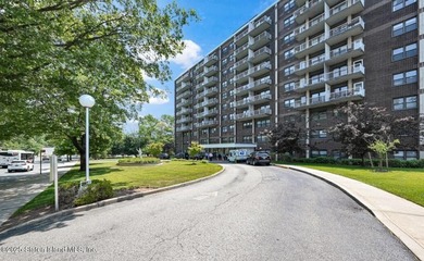 Staten Island's best-kept secret! This luxury high-rise offers a - photo 2