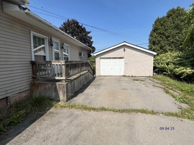 Price dropped on this cute little house, this property has large - photo 4