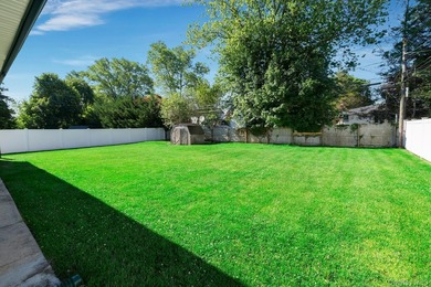 Welcome to 7 Applewood Road located in the Smithtown School - photo 17