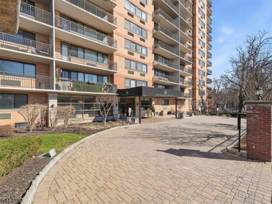 Welcome to this beautifully appointed move-in-ready condo - photo 23