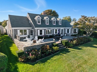 A rare and extraordinary offering, this iconic beachfront estate - photo 7