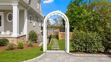 Mayflower Point, Orleans. This extraordinary waterfront estate - photo 5
