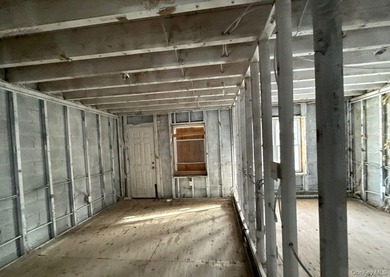 Colonial-style, Legal 2-family home, with 3 levels, featuring 5 - photo 12