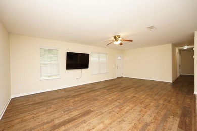 Fresh Interior Paint!! Pressure Washed!! Yard Work Done and - photo 5