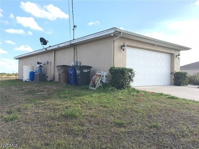 Great Location!!! 3,2,2 This house has much room with plenty of - photo 2