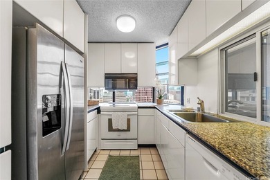 Welcome to this spacious two bedroom two bathroom unit, with two - photo 3