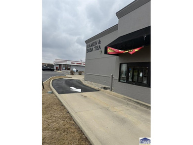 This 2 tenant building located on high traffic - Southway Blvd