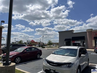 This 2 tenant building located on high traffic - Southway Blvd