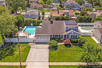 Welcome to Nassau Shores in Massapequa! This beautifully - photo 1