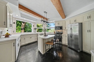 Welcome to a truly extraordinary estate where luxury, privacy - photo 8