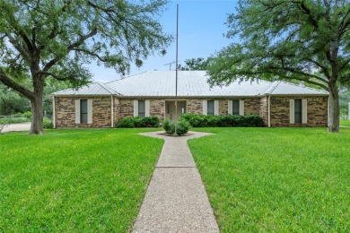 Must see! 3 bedroom 2 bath home on 13+ acres on the Bosque River - Lake Home For Sale in Meridian, Texas