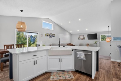 This one has the most beautiful kitchen with solid surface - photo 19