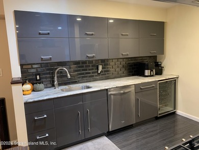 WELCOME TO THIS EXCEPTIONAL AND RARE FIND OF A 3 BEDROOM, 2 BATH - photo 7
