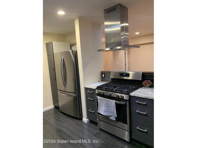 WELCOME TO THIS EXCEPTIONAL AND RARE FIND OF A 3 BEDROOM, 2 BATH - photo 8