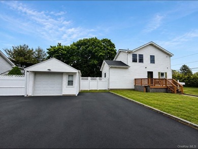 Welcome to this beautiful expanded cape located in Islip. This - photo 1