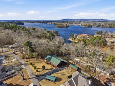 Welcome to an unforgettable log home retreat in the Lakeside
