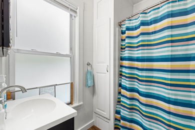 Spacious New Englander offering the perfect blend of classic - photo 11