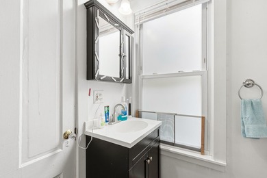 Spacious New Englander offering the perfect blend of classic - photo 12