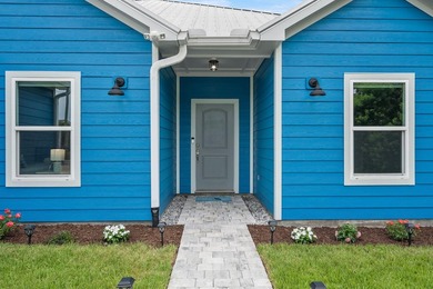 Cute and coastal! Built in 2018 and lovingly maintained by its - photo 3