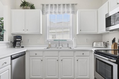 Beautiful and updated light bright third floor end unit in one - photo 5