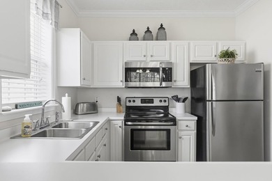 Beautiful and updated light bright third floor end unit in one - photo 7