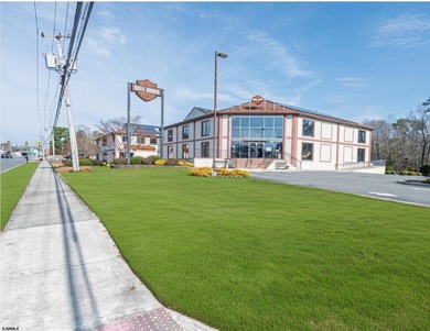 Premier 43,000 SF commercial showroom property situated on 2.58 - photo 1