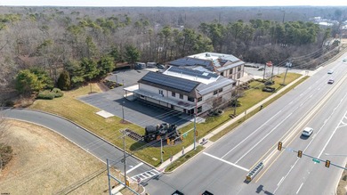 Premier 43,000 SF commercial showroom property situated on 2.58 - photo 3