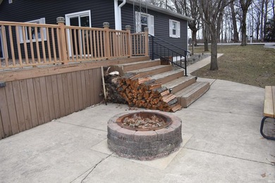 Charming cottage on a double lot with easement access to the - photo 4