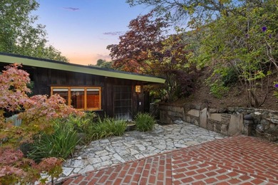 A great property with flexibility for families and friends to - photo 3