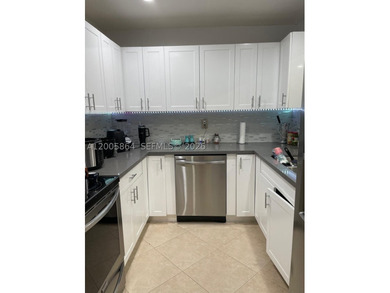 Beautiful and spacious 2-bedroom, 2-bathroom townhouse offering - photo 4