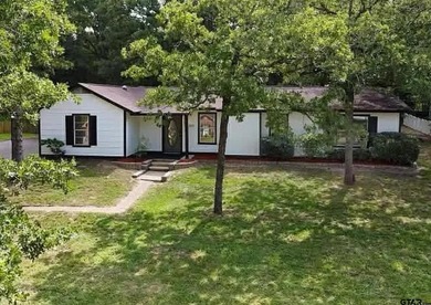 Charming 3-bedroom, 2-bath home in the gated Hide A Way Lake - photo 1