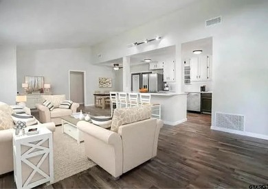 Charming 3-bedroom, 2-bath home in the gated Hide A Way Lake - photo 2