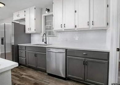 Charming 3-bedroom, 2-bath home in the gated Hide A Way Lake - photo 3