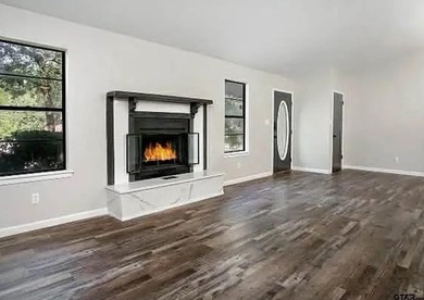 Charming 3-bedroom, 2-bath home in the gated Hide A Way Lake - photo 4