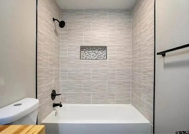 Charming 3-bedroom, 2-bath home in the gated Hide A Way Lake - photo 5