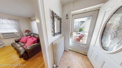 Bring your vision and tools to this detached single-family home - photo 4