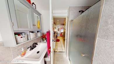 Bring your vision and tools to this detached single-family home - photo 9
