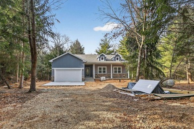 Beautiful new build on a large wooded lot in an up-and-coming - photo 3