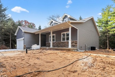 Beautiful new build on a large wooded lot in an up-and-coming - photo 4
