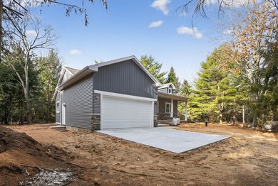 Beautiful new build on a large wooded lot in an up-and-coming - photo 5